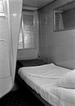 836562 Interieur van het model van een slaaprijtuig van Wagons-Lits op de stand van de N.S. op de internationale ...